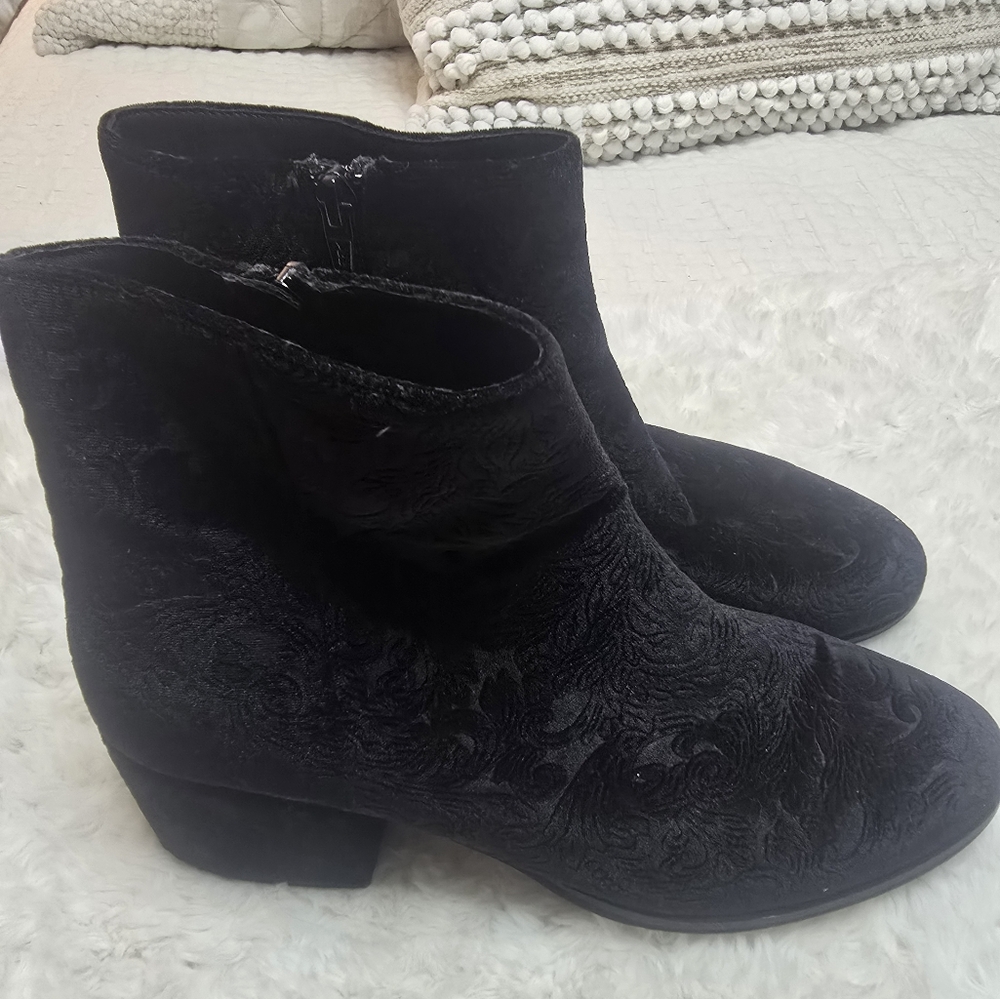 Vaneli Zeda black troppy velvet boots Size 9.5N